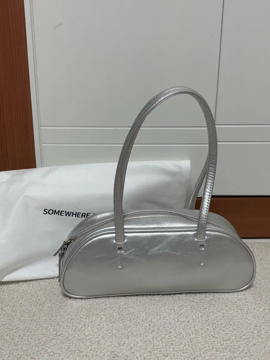 썸웨어버터  demi baguette bag - silver